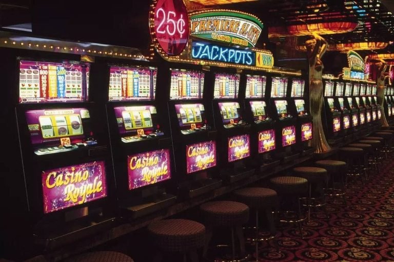 erek 30 mobile app interface showing sportsbook and live casino options